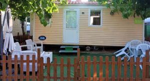 Mobile Home per a 3 pers. Equipat amb 2 habitacions, cuina, bany, aire condicionat, tv i wifi.