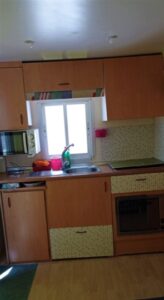 Mobile Home per a 5 persones. Equipat amb 3 habitacions ampli saló, cuina equipada, bany, tv, aire condicionat i wifi